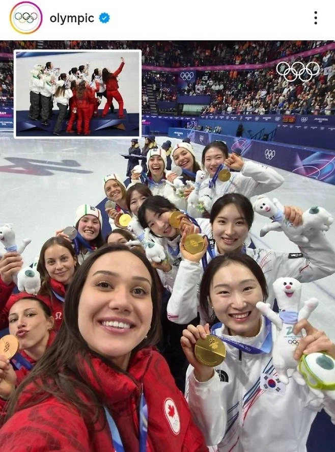 금메달 목에 건 뒤 빅토리 셀피…한국 여자 쇼트트랙 '금빛 미소'