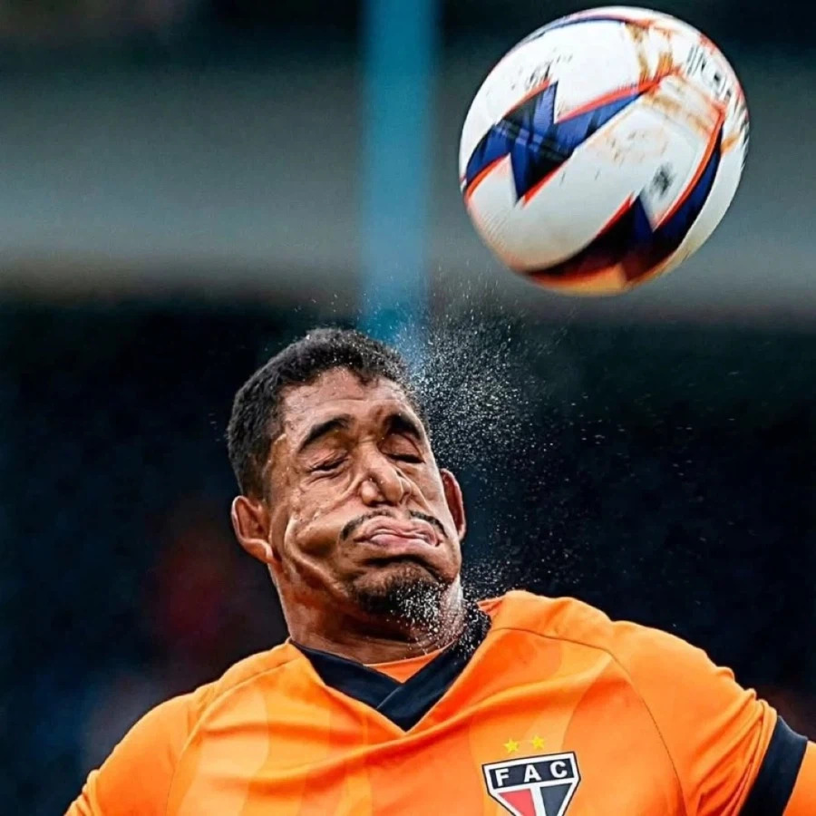 축구 경기에서 파워슛을 얼굴로 막았을 때 순간포착